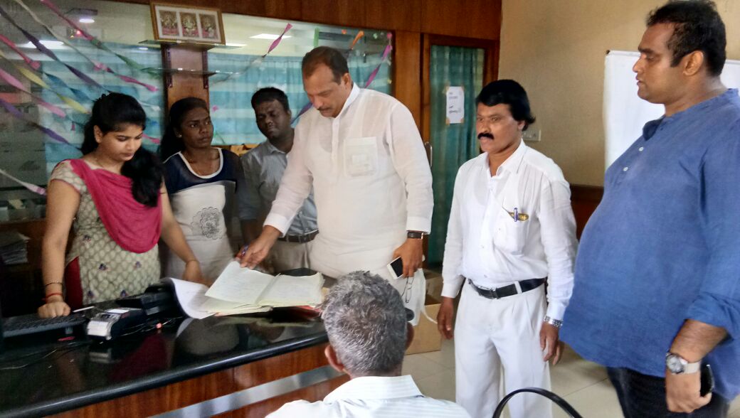 ಆಧಾರ್ ಕೇಂದ್ರಕ್ಕೆ ಐವನ್ ಭೇಟಿ